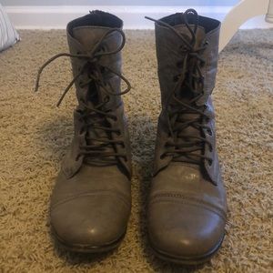 Lace up boots! ❤️